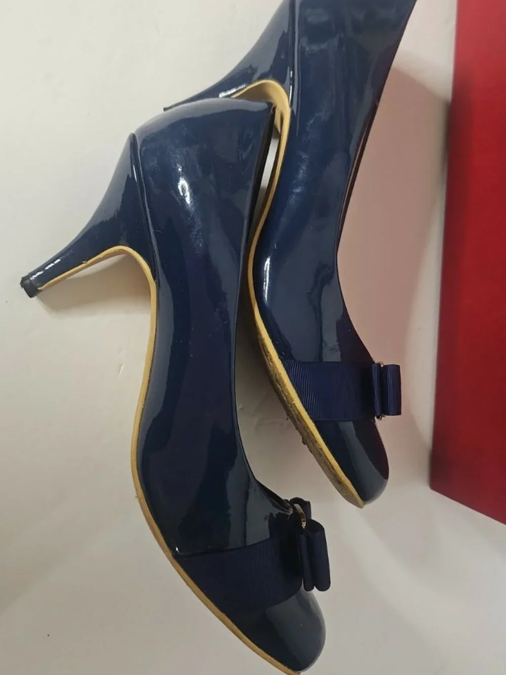 Salvatore Ferragamo Navy Patent Vara Bow Pumps Size 40 w/ Box